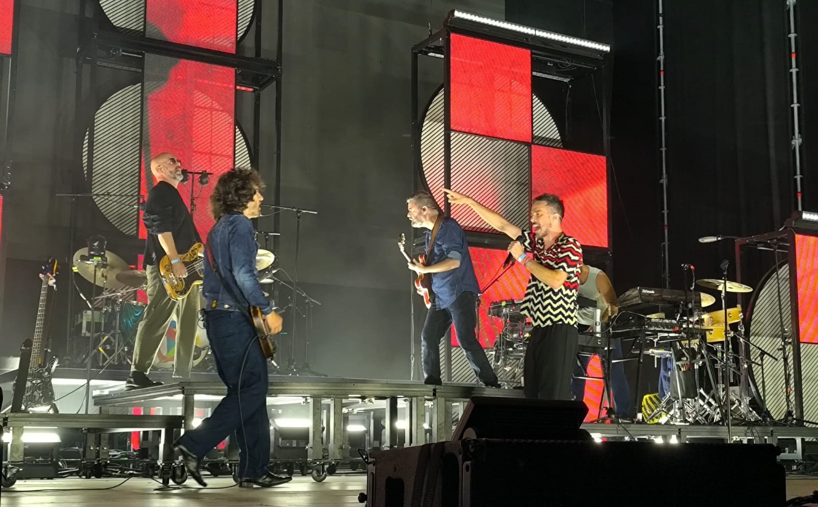 Vetusta Morla en el Parque Enrique Tierno Galván en 2024: figurantes en un día de lluvia