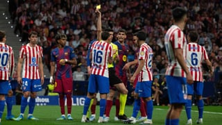 Controversia arbitral en el Atlético - Barcelona: el VAR anula la roja a Gerard Martín